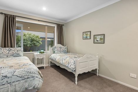 Photo of property in 92 Willowview Drive, Redwood, Christchurch, 8051