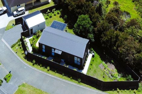 Photo of property in 2 Meenas Place, Cable Bay, 0420