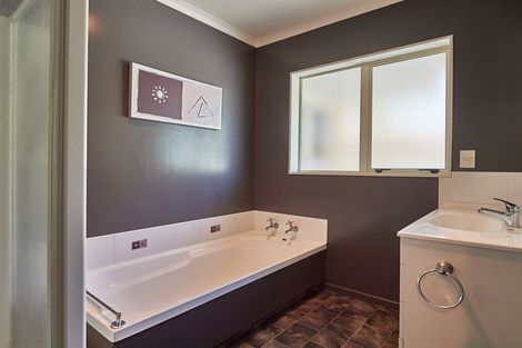 Photo of property in 48 Parnell Heights Drive, Kelvin Grove, Palmerston North, 4414