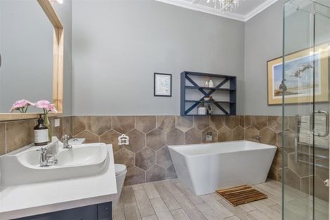 Photo of property in 200 Queen Street, Northcote Point, Auckland, 0627