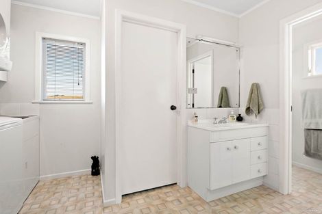 Photo of property in 290 Waitakere Road, Taupaki, 0782