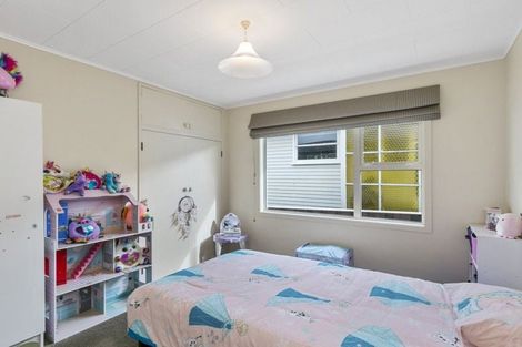 Photo of property in 31 Brooker Grove, Newlands, Wellington, 6037