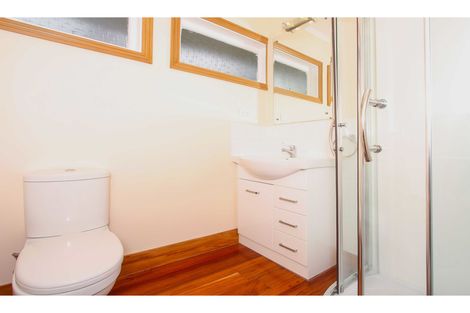 Photo of property in 24 Howard Road, Northcote, Auckland, 0627