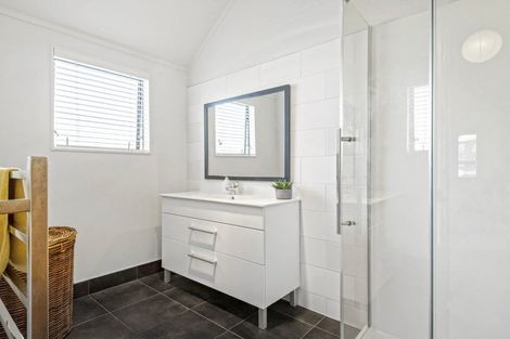 Photo of property in 2/3 Eversleigh Road, Belmont, Auckland, 0622