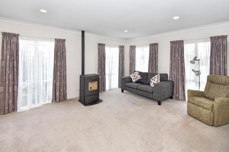 Photo of property in 21 Stranraer Crescent, Wattle Downs, Auckland, 2103