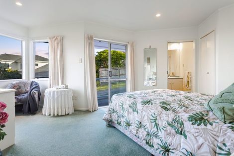 Photo of property in 35 Oakpark Place, West Harbour, Auckland, 0618