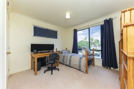 Photo of property in 2 Berkshire Terrace, Massey, Auckland, 0614