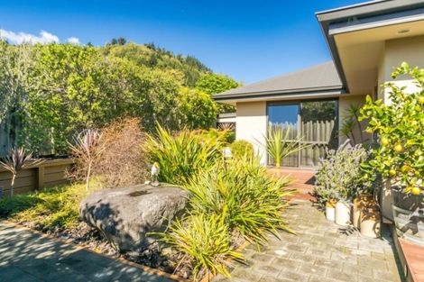 Photo of property in 15 Weka Place, Picton, 7220