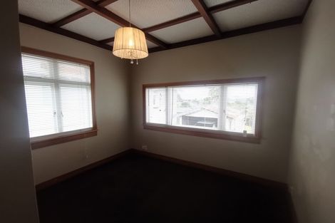 Photo of property in 18 Waiohua Road, Greenlane, Auckland, 1061