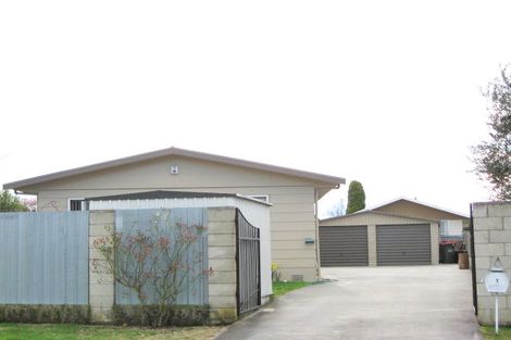 Photo of property in 1 Deakin Place, Clive, 4102