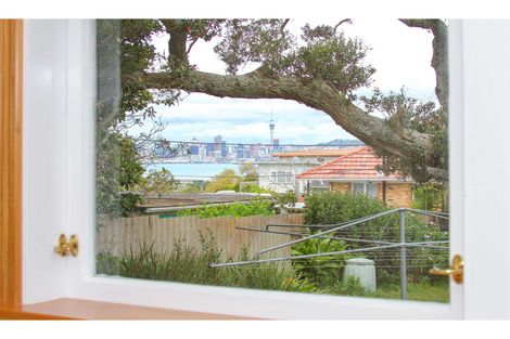 Photo of property in 24 Howard Road, Northcote, Auckland, 0627