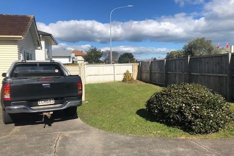 Photo of property in 77 Point Chevalier Road, Point Chevalier, Auckland, 1022