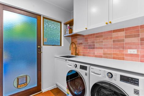 Photo of property in 84 Chelsea View Drive, Chatswood, Auckland, 0626