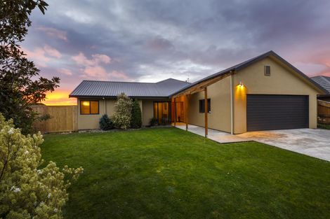 Photo of property in 5 Ron Place, Fitzherbert, Palmerston North, 4410