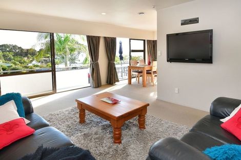 Photo of property in 3 Elgin Place, Red Beach, 0932