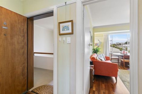 Photo of property in Owd Trafford Flats, 17 Brougham Street, Mount Victoria, Wellington, 6011