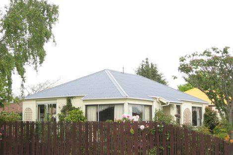 Photo of property in 2/16 Mulberry Place, Redwood, Christchurch, 8051