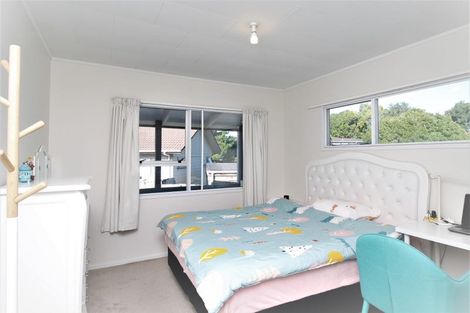 Photo of property in 37 Claverdon Drive, Massey, Auckland, 0614