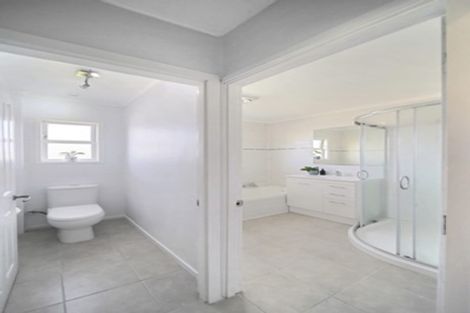 Photo of property in 141 Gossamer Drive, Pakuranga Heights, Auckland, 2010