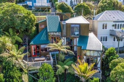 Photo of property in 6 Nakora Road, Karaka Bays, Wellington, 6022