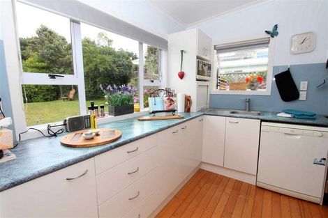 Photo of property in 10 Miles Crescent, Newlands, Wellington, 6037