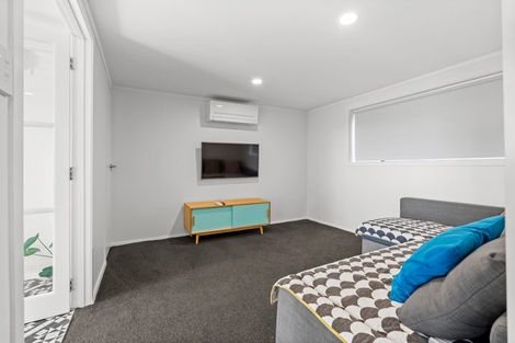 Photo of property in 1/26 Nor'east Drive, Northcross, Auckland, 0632