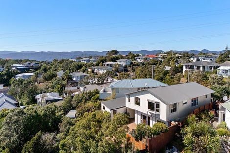 Photo of property in 32 Brooker Grove, Newlands, Wellington, 6037