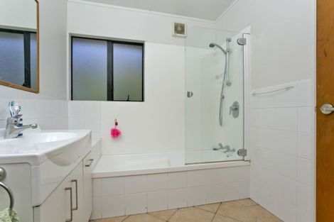 Photo of property in 10 Camilla Grove, Totara Vale, Auckland, 0629