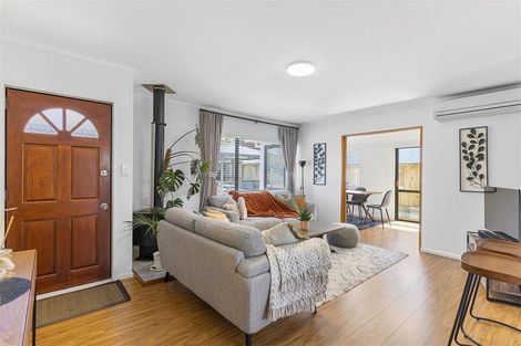 Photo of property in 20a Atlantis Place, Totara Vale, Auckland, 0629