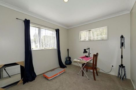 Photo of property in 2/129 Edmonton Road, Te Atatu South, Auckland, 0610