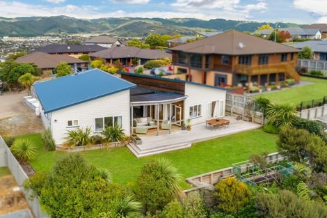 Photo of property in 16 James Nairn Grove, Riverstone Terraces, Upper Hutt, 5018