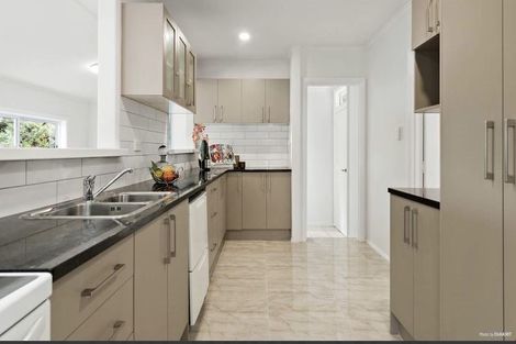 Photo of property in 21 Golf Road, New Lynn, Auckland, 0600