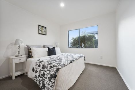 Photo of property in 30 Farquhar Road, Glendene, Auckland, 0602