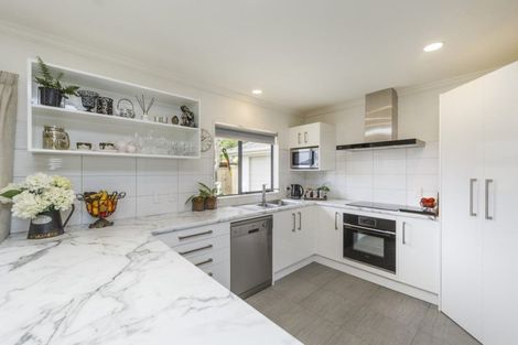 Photo of property in 24 Greenwood Place, Fitzherbert, Palmerston North, 4410