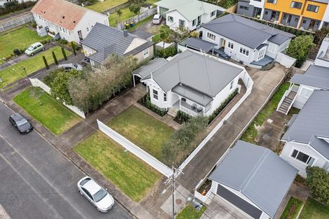 Photo of property in 7 Fairfax Avenue, Northcote, Auckland, 0627