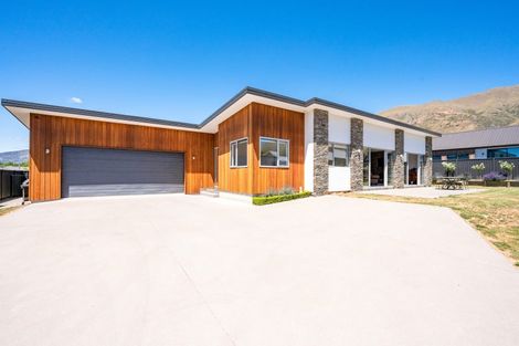 Photo of property in 7 Macandrew Lane, Wanaka, 9305
