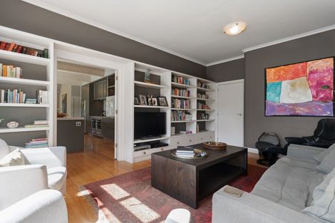 Photo of property in 247 Devonport Road, Tauranga, 3110