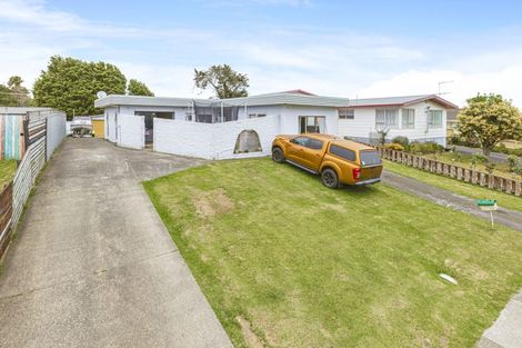 Photo of property in 17 Fernleigh Avenue, Waiuku, 2123