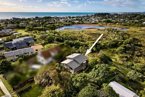 Photo of property in 35 Eruini Street, Waikanae Beach, Waikanae, 5036