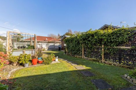 Photo of property in 19 Pehi Kupa Street, Waikanae, 5036