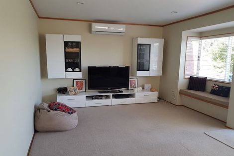 Photo of property in 2/10 Ondine Place, Glenfield, Auckland, 0629