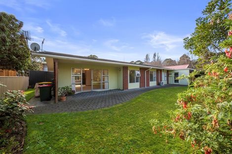 Photo of property in 8 Spencer Place, Merrilands, New Plymouth, 4312