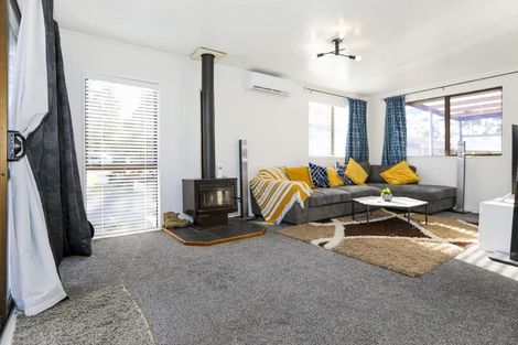 Photo of property in 8 Angeline Place, Massey, Auckland, 0614