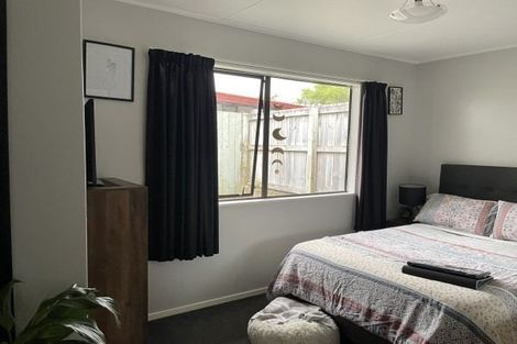 Photo of property in 2/4 Colonial Place, Kelvin Grove, Palmerston North, 4414