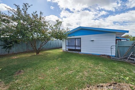 Photo of property in 2/4 Colonial Place, Kelvin Grove, Palmerston North, 4414