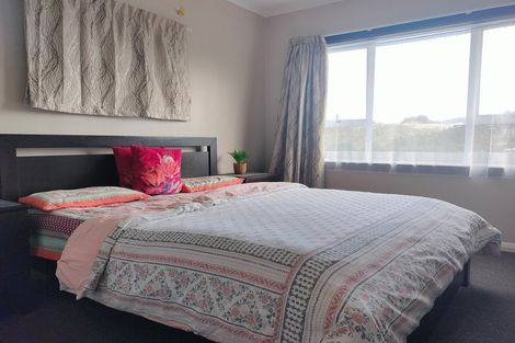 Photo of property in 11 Miles Crescent, Newlands, Wellington, 6037