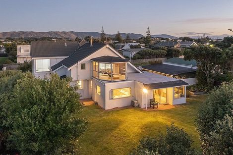 Photo of property in 113 Field Way, Waikanae Beach, Waikanae, 5036