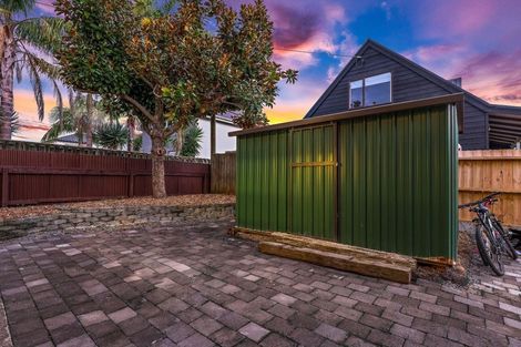 Photo of property in 31 Royal View Road, Te Atatu South, Auckland, 0610