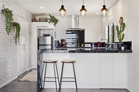 Photo of property in 17 Bridle Path, Lyttelton, 8082