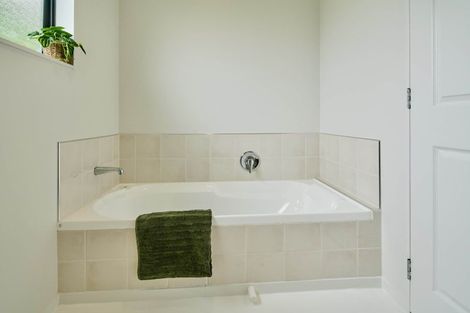 Photo of property in 5 Bishops Glen, Tawa, Wellington, 5028